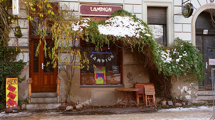 Breunings Puppenspieler-Szenekneipe „Lampion“, Knaackstraße 54, anno 1995  © Regina Gleim