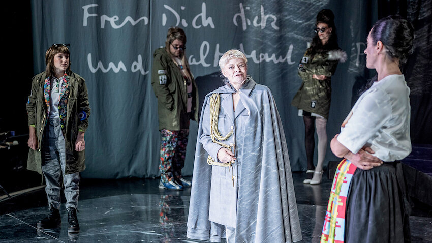 Sophie Stockinger, Jonathan Kempf, Josefin Platt, Jade Pearl Baker, Constanze Becker (von links) © JR/Berliner Ensemble