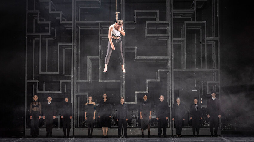 Nico Holonics und das Ensemble der Dreigroschenoper © JR Berliner Ensemble
