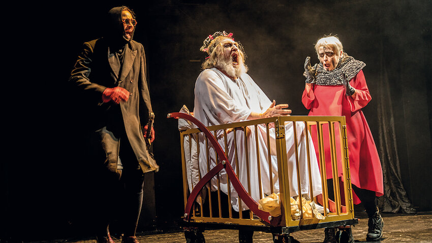 Schmerzhafter Machtverlust: Lear (Felix von Manteuffel, Mitte) als Häufchen Elend, betreut von Tochter Cordelia (Katharina Thalbach) und Graf Kent (Michael Rotschopf) © Thomas Raese