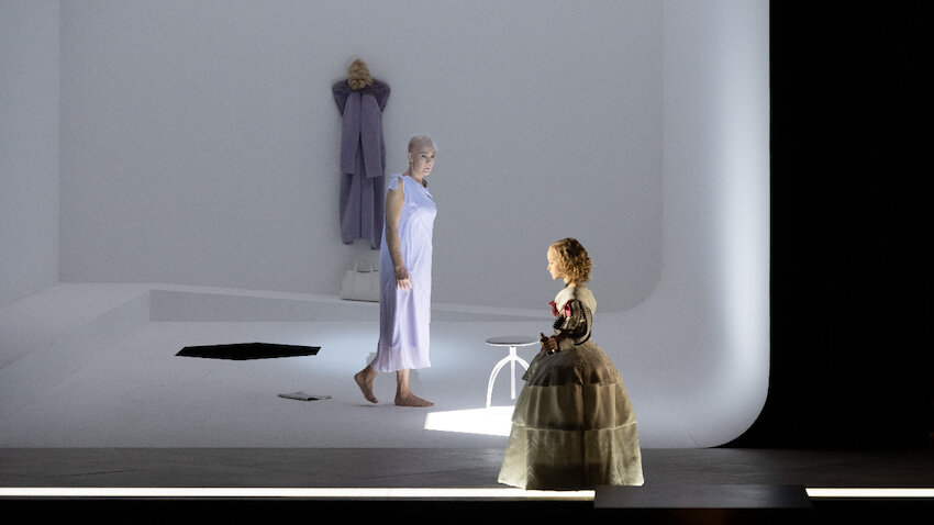 Auseinandersetzung mit der eigenen Jugend: Marlis Petersen (Emilia Marty) und Lara Mohns (Junge Marty) in 
