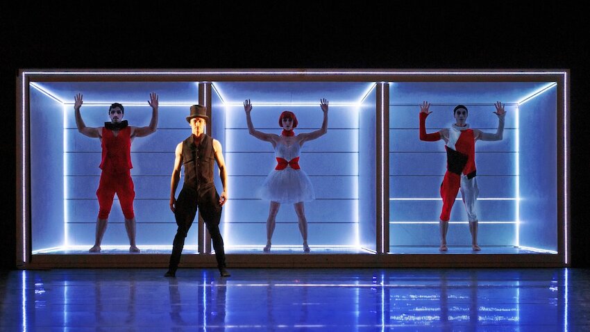 „Petruschka“ mit (v.l.n.r.) Simone Zannini (Der Andere), Stefan Kulhawec (Der Gaukler), Emily Downs (Die Ballerina) und Alyosa Forlini (Petruschka) © Claudia Bernhard