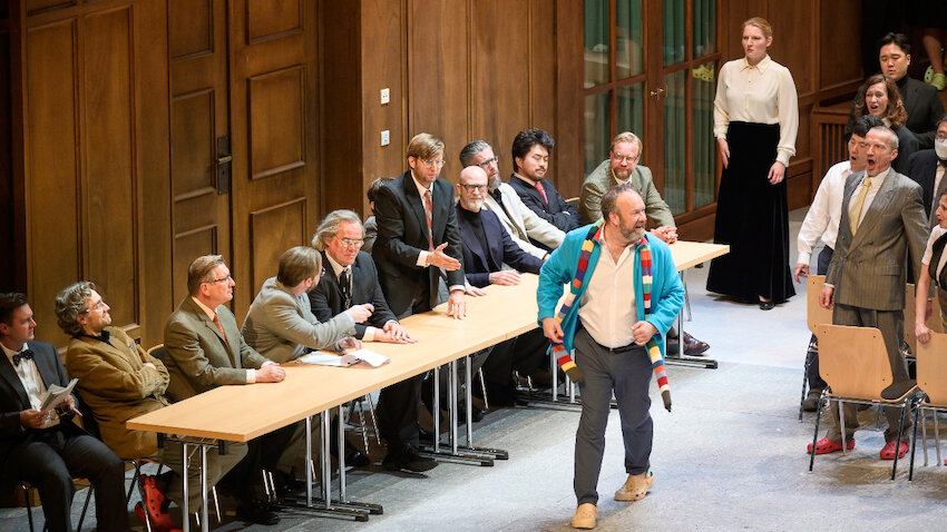 Musikschule statt Festwiese: Johan Reuter als Schlagzeuglehrer Hans Sachs vor dem Kollegium in Wagners 