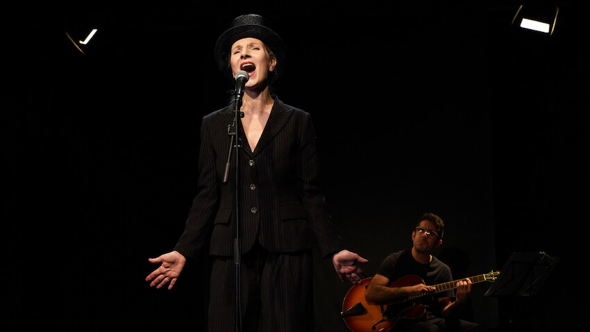 Alina Lieske in DIVA BERLIN, an der Gitarre Martino Dessi © Ildiko Bognar / Theater im Palais
