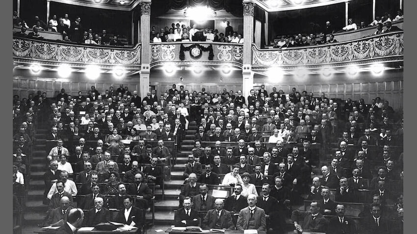 Theater als politischer Raum. Das Deutsche Nationaltheater Weimar als Plenarsaal. Abstimmung am 31. Juli 1919 über die erste demokratische Verfassung Deutschlands © Deutsches Nationaltheater Weimar