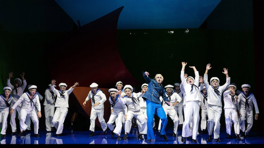 Caspar Singh als Steuermann und seine Mannschaft, die Chorsolisten der Komischen Oper © Monika Rittershaus
