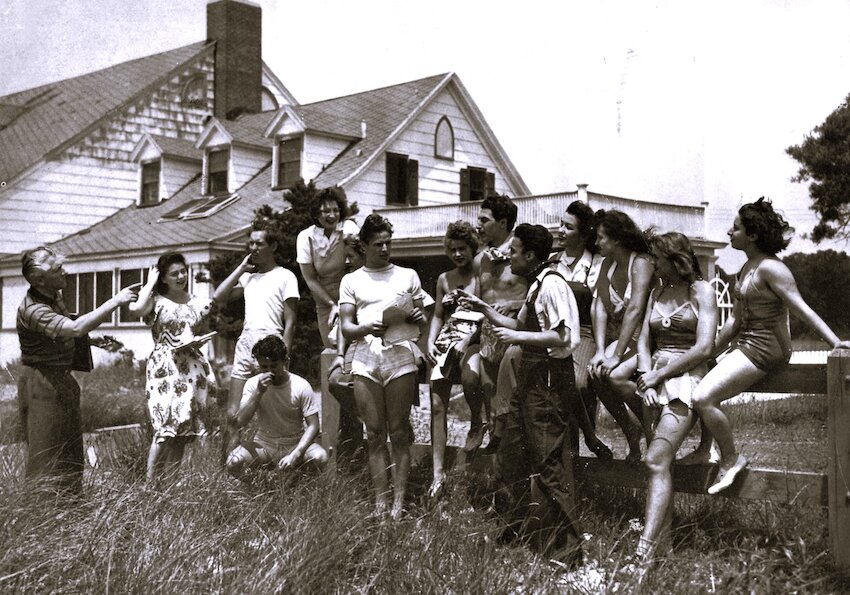 Erwin Piscator während der Proben für sein Sommertheater in Lake Placid, New York. In der Bildmitte: Marlon Brando © Lahr von Leïtis Archiv