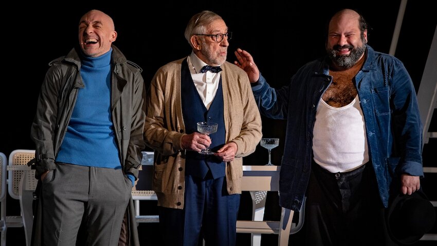 Schlosspark Theater: Dieter Hallervorden als Biedermann zwischen den beiden Brandstiftern Mario Ramos (links) und Georgios Tsivanoglou © DERDEHMEL/Urbschat