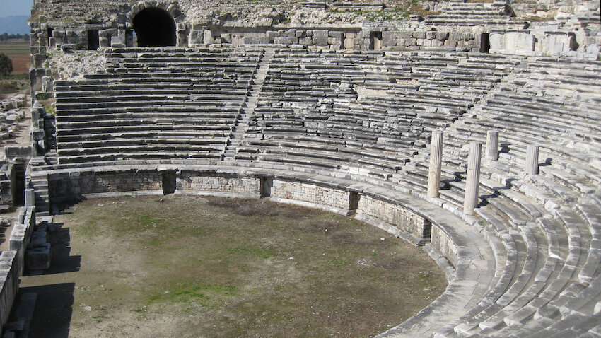 Antikes Theater (Milet, Türkei), das Publikum packen bloß mit Text, Stimme, Spiel – ist ziemlich lange her… © Renate007, CreativeCommons 