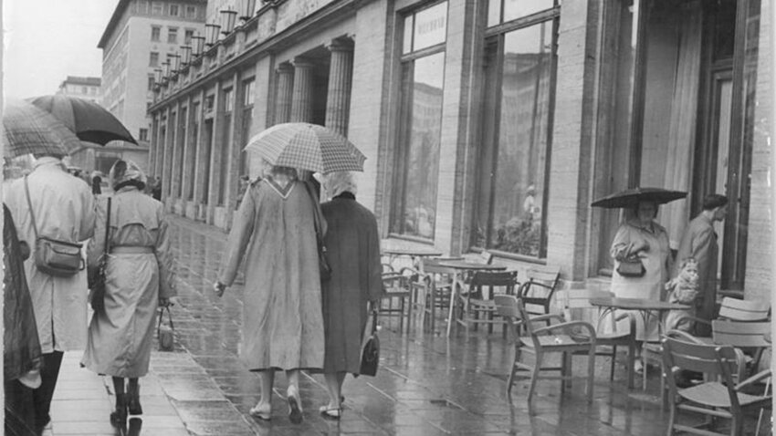 Café Sibylle 1957 in der Karl-Marx-Allee © Bundesarchiv