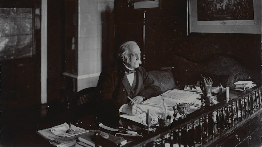 Theodor Fontane (1819-1898) an seinem Schreibtisch zu Hause in Berlin, Potsdamer Straße 134c.  © Zander & Labisch | Stadtmuseum Berlin