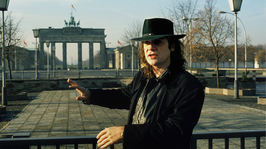 Udo Lindenberg vor dem Brandenburger Tor (September 1989) © Herbert Schulze