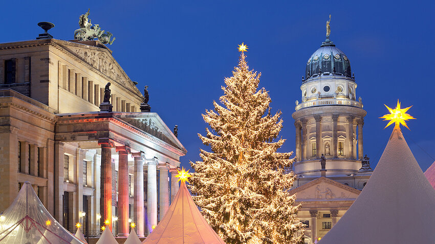 Gendarmenmarkt, Weihnachten 2019. Im ehemals Königlichen Schauspielhaus, heute Konzerthaus, hatte vor 150 Jahren Fontane seinen Kritiker-Stammplatz Nr. 23 im Parkett