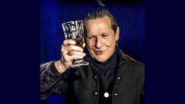 Balladen_Gesicht_mit_Glas_lachend-401-28.max-3200x3200 © Bernd Goettmann