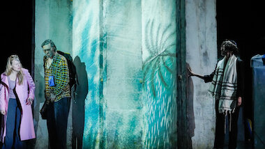 Eine Frau flieht Nachricht &copy; Arno Declair